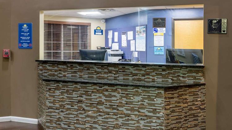 Days Inn & Suites Cherry Hill Lobby