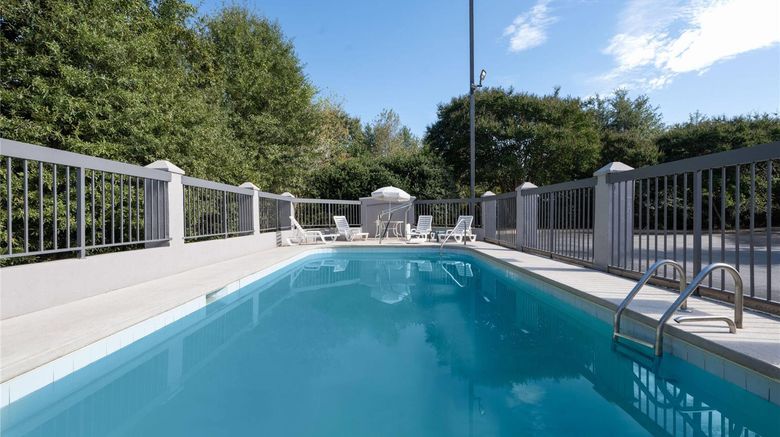 <b>Days Inn Anderson Pool</b>. Images powered by <a href="https://iceportal.shijigroup.com/" title="IcePortal" target="_blank">IcePortal</a>.