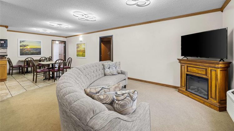 Days Inn Wall Lobby
