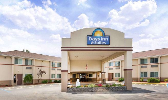 Days Inn & Suites Bridgeport Exterior
