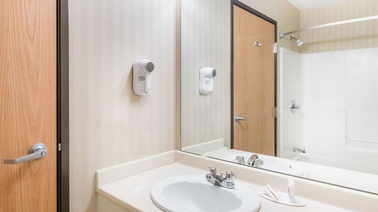 Days Inn & Suites Bridgeport Room