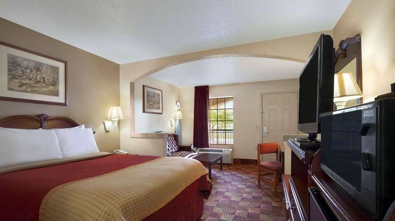 <b>Days Inn  & Suites Tuscaloosa University Room</b>. Images powered by <a href="https://iceportal.shijigroup.com/" title="IcePortal" target="_blank">IcePortal</a>.