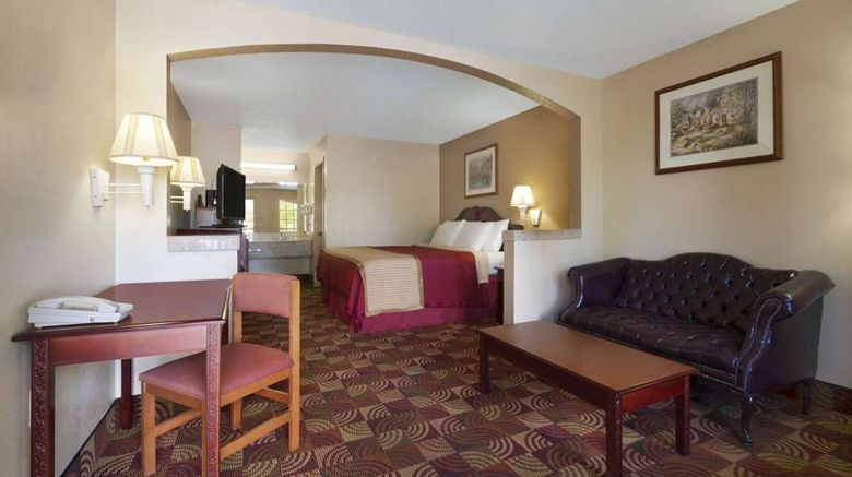 <b>Days Inn  & Suites Tuscaloosa University Room</b>. Images powered by <a href="https://iceportal.shijigroup.com/" title="IcePortal" target="_blank">IcePortal</a>.