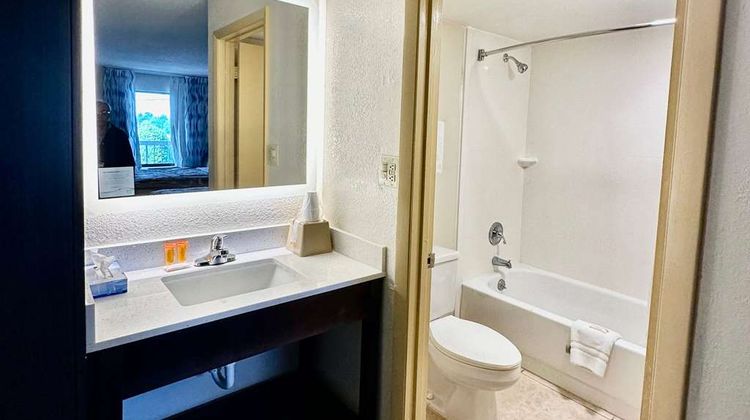 Days Inn Charlotte Northlake Room