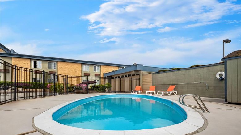 <b>Days Inn Mt. Vernon Pool</b>. Images powered by <a href="https://iceportal.shijigroup.com/" title="IcePortal" target="_blank">IcePortal</a>.