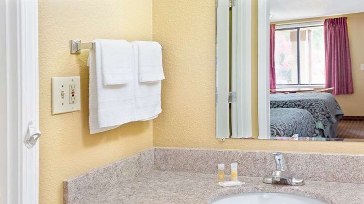 Days Inn Lawrenceville Room