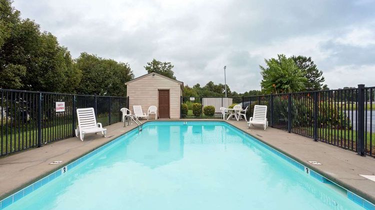 Days Inn Clinton Pool