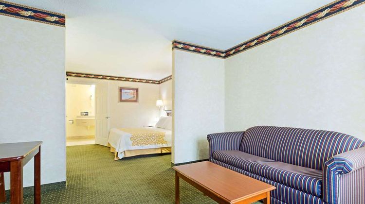 Days Inn Clinton Suite