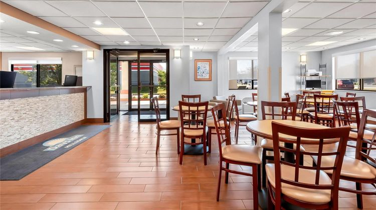 Days Inn Hillsdale Lobby