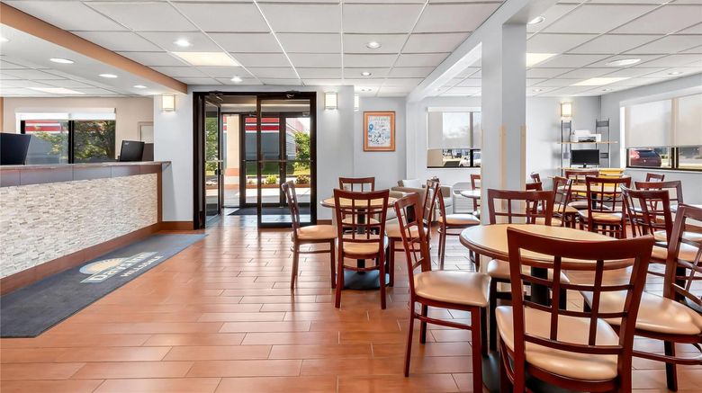 <b>Days Inn Hillsdale Lobby</b>. Images powered by <a href="https://iceportal.shijigroup.com/" title="IcePortal" target="_blank">IcePortal</a>.