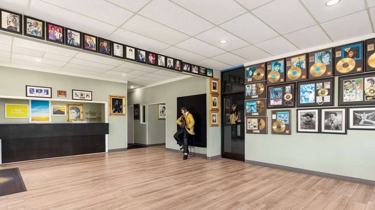 Days Inn Memphis at Graceland Lobby