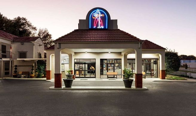 Days Inn Memphis at Graceland Exterior