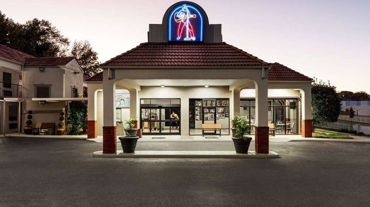 Days Inn Memphis at Graceland Exterior