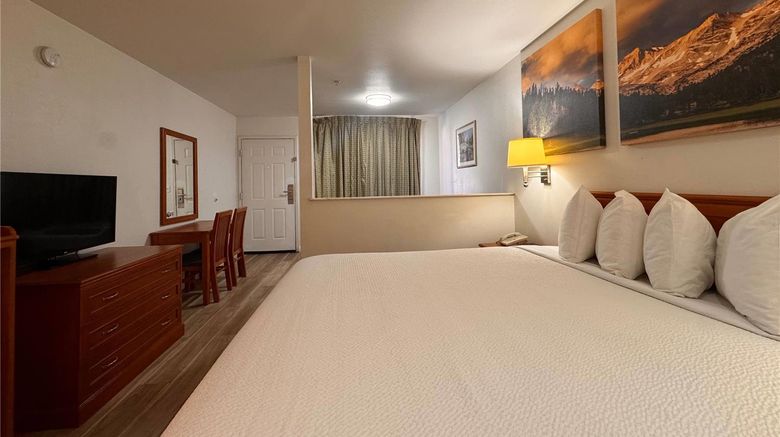 <b>Days Inn Bishop Room</b>. Images powered by <a href="https://iceportal.shijigroup.com/" title="IcePortal" target="_blank">IcePortal</a>.