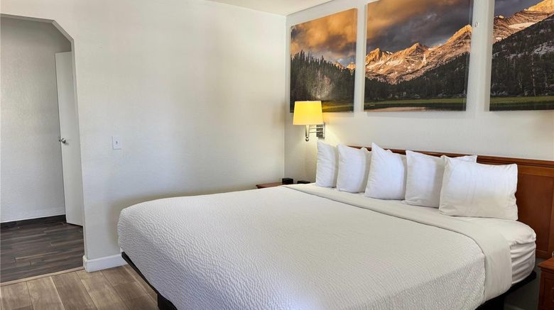 <b>Days Inn Bishop Room</b>. Images powered by <a href="https://iceportal.shijigroup.com/" title="IcePortal" target="_blank">IcePortal</a>.