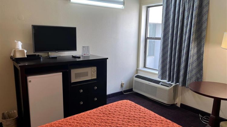 Days Inn Southern Hills/ORU Room
