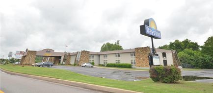 Days Inn Southern Hills/ORU Exterior