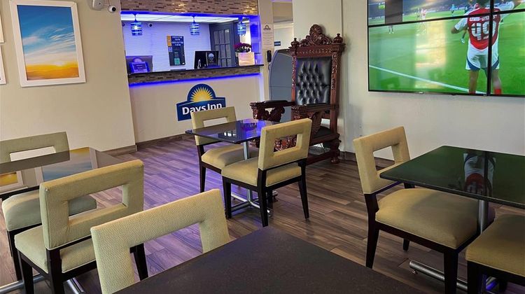Days Inn Southern Hills/ORU Lobby