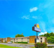 Days Inn Southern Hills/ORU Exterior