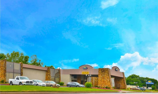 Days Inn Southern Hills/ORU Exterior
