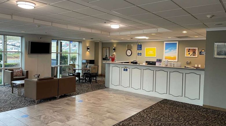 <b>Days Inn SeaTac Airport Lobby</b>. Images powered by <a href="https://iceportal.shijigroup.com/" title="IcePortal" target="_blank">IcePortal</a>.
