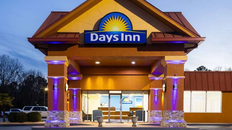 Days Inn by Wyndham Forsyth Exterior