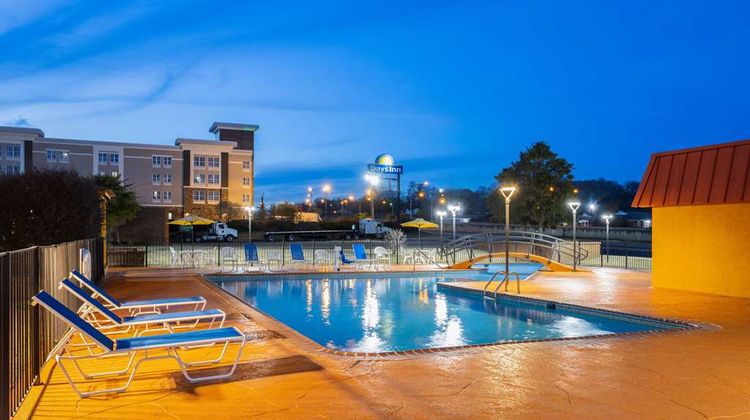 Days Inn by Wyndham Forsyth Pool