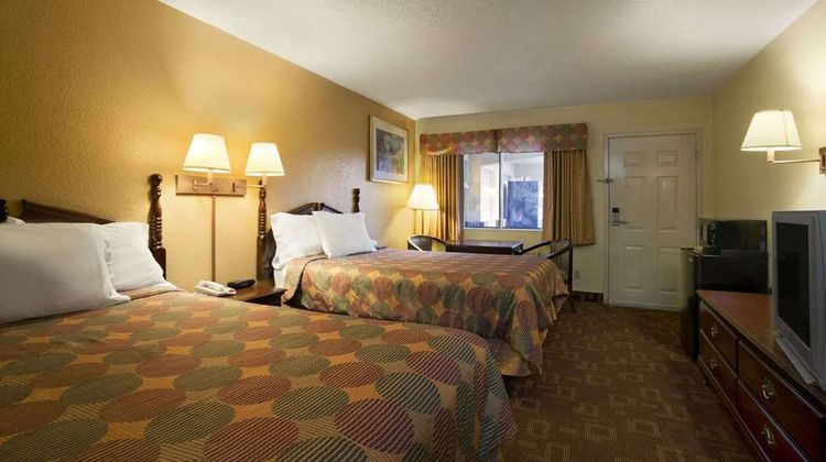 Days Inn Airport Nashville East Room