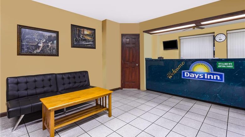 <b>Days Inn Byron Lobby</b>. Images powered by <a href="https://iceportal.shijigroup.com/" title="IcePortal" target="_blank">IcePortal</a>.