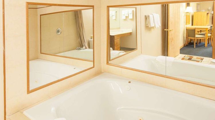 Days Inn Farmer City Suite