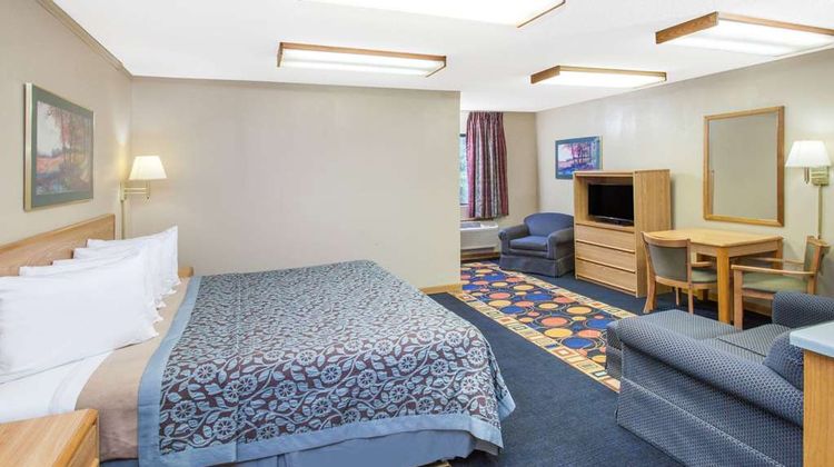 Days Inn Farmer City Suite