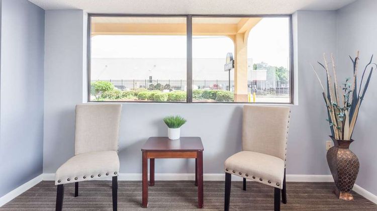 Days Inn Clinton Lobby