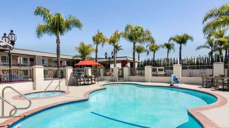 Days Inn & Suites Anaheim at Disneyland Pool