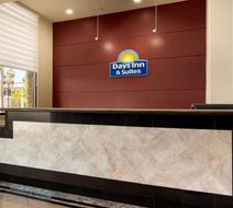 Days Inn & Suites Anaheim at Disneyland Lobby