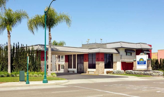 Days Inn & Suites Anaheim at Disneyland Exterior