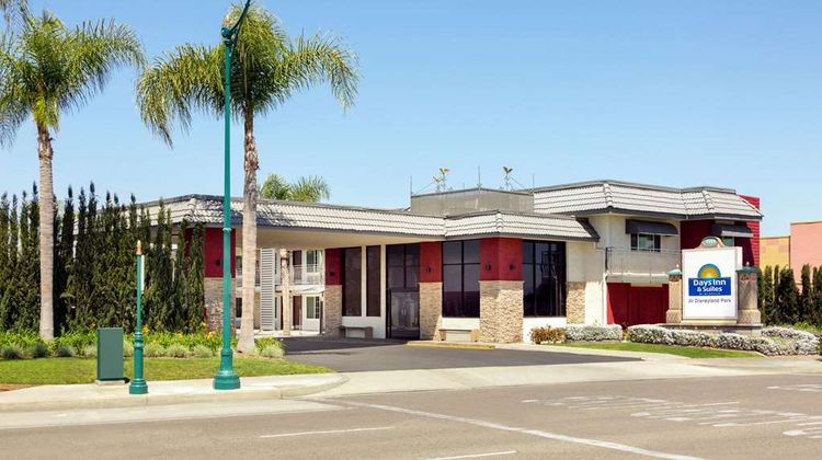 Days Inn & Suites Anaheim at Disneyland Exterior