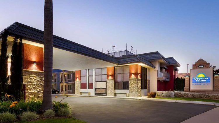 Days Inn & Suites Anaheim at Disneyland Exterior