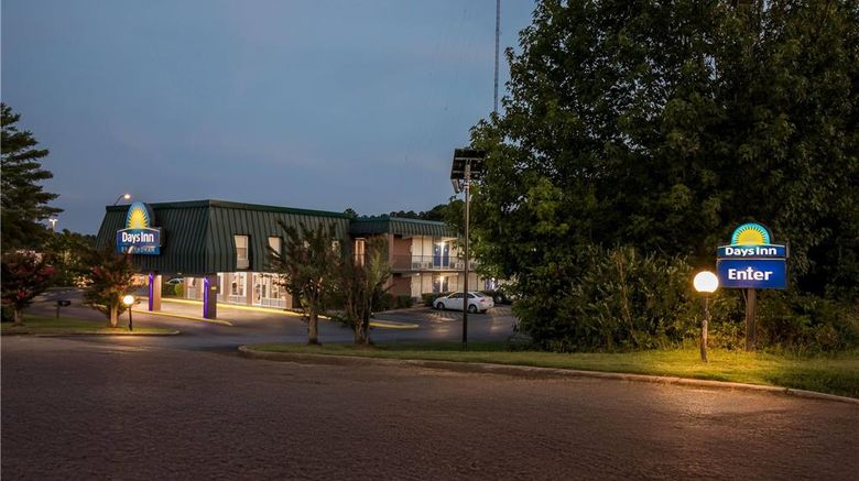 <b>Days Inn Seneca Exterior</b>. Images powered by <a href="https://iceportal.shijigroup.com/" title="IcePortal" target="_blank">IcePortal</a>.