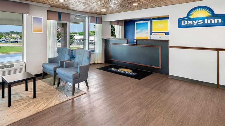 Days Inn Seneca Lobby