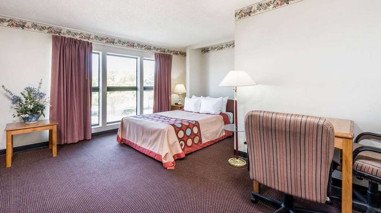 Super 8 Du Quoin Suite