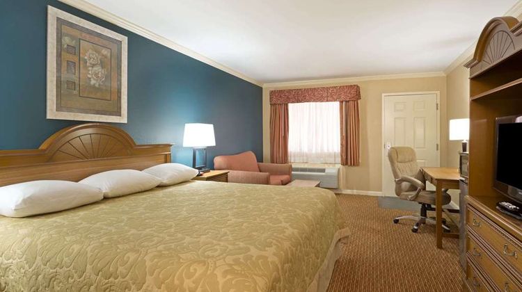 Super 8 Covington Room