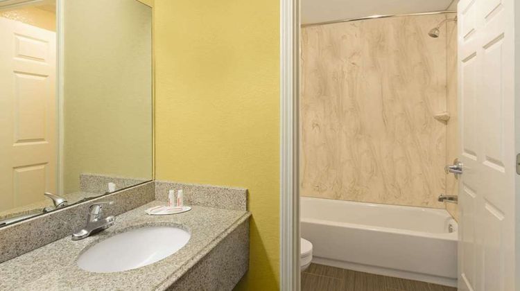 Super 8 Covington Room
