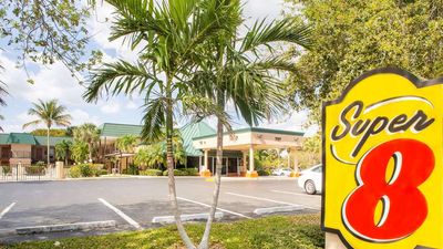 Super 8 by Wyndham North Palm Beach