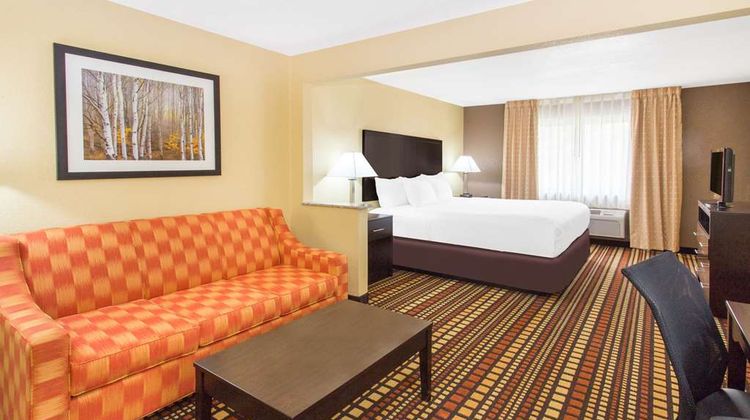Days Inn & Suites Davenport East Suite