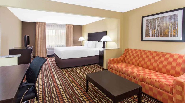<b>Days Inn & Suites Davenport East Suite</b>. Images powered by <a href="https://iceportal.shijigroup.com/" title="IcePortal" target="_blank">IcePortal</a>.