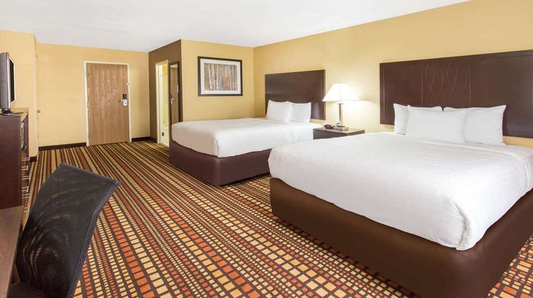 Days Inn & Suites Davenport East Room