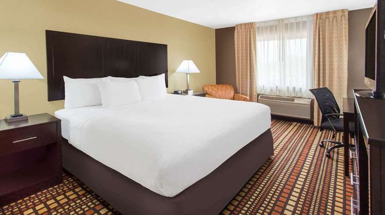 Days Inn & Suites Davenport East Room