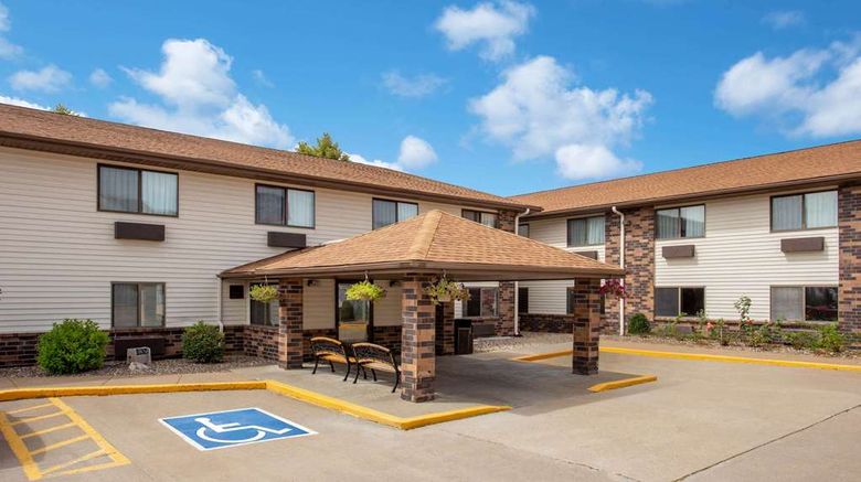 <b>Days Inn & Suites Davenport East Exterior</b>. Images powered by <a href="https://iceportal.shijigroup.com/" title="IcePortal" target="_blank">IcePortal</a>.