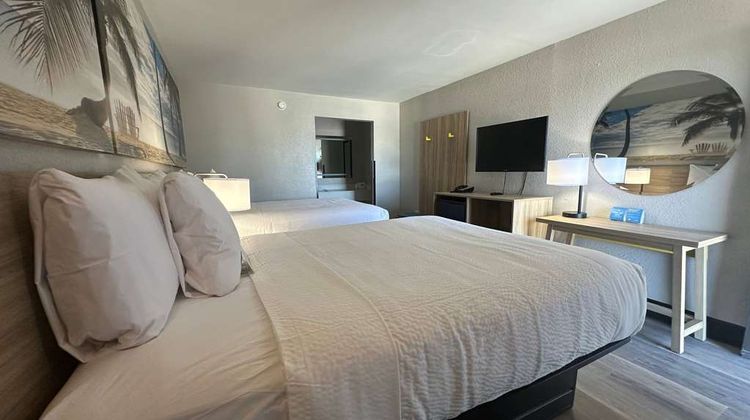 Days Inn by Wyndham Fort Myers Room