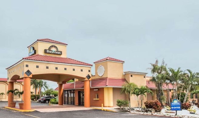 Days Inn by Wyndham Fort Myers Exterior